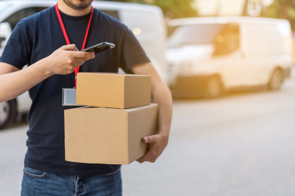 Livreur vérifiant les informations du colis