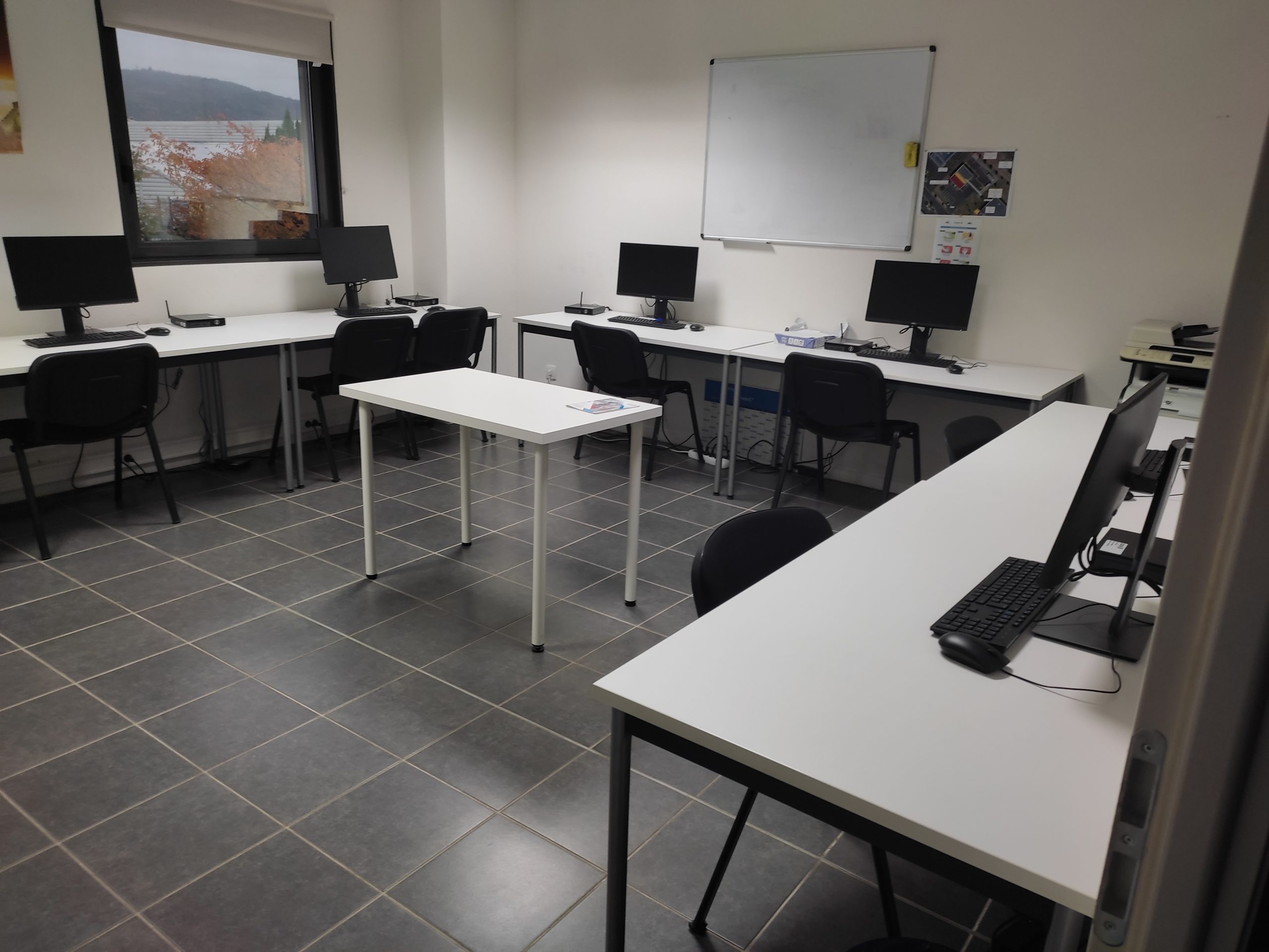 Salle informatique centre de formation ABSKILL Clermont Ferrand