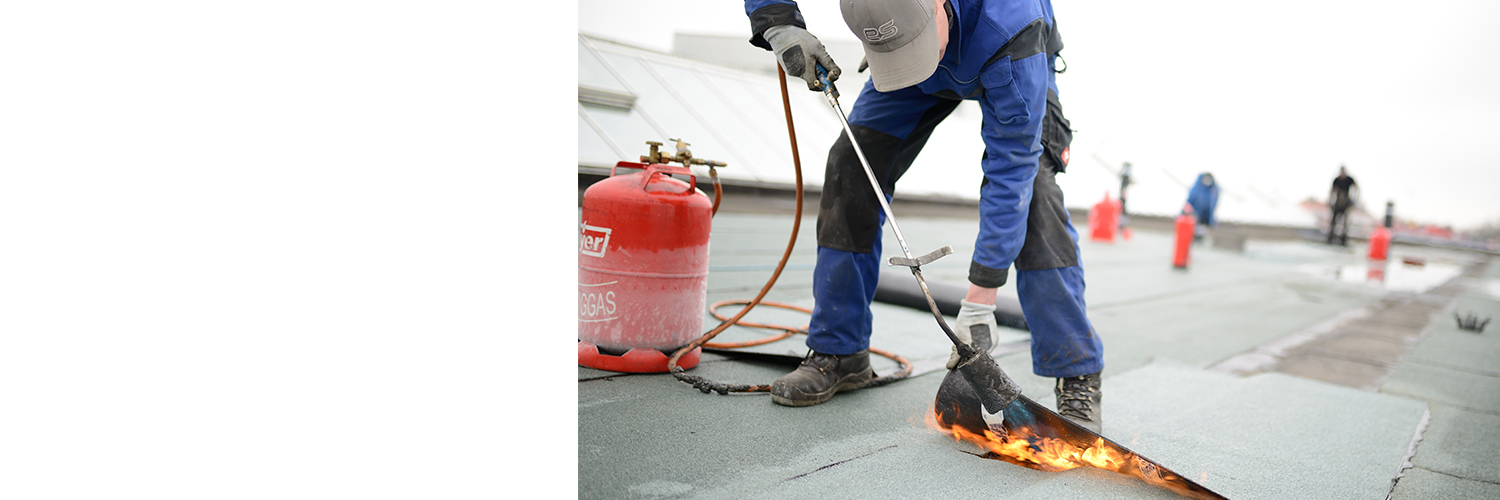 Étancheur bardeur sur un chantier sur un toit