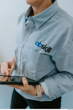 Formatrice ABSKILL avec une tablette digitale