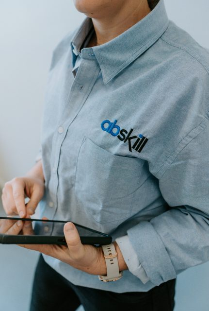 Formatrice ABSKILL avec une tablette digitale