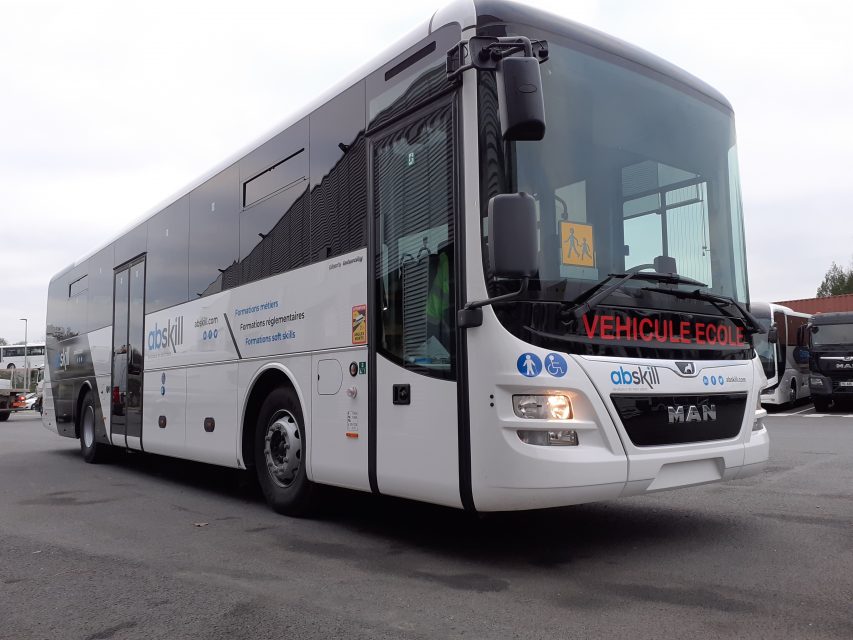 Autocar ABSKILL vue avant