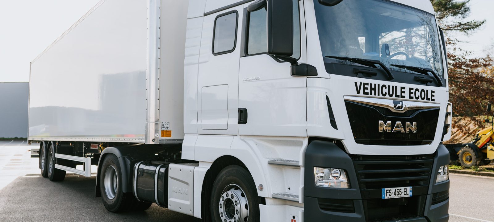 Véhicule école pour les formations du transport routier de marchandises