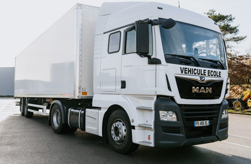 Véhicule école pour les formations du transport routier de marchandises