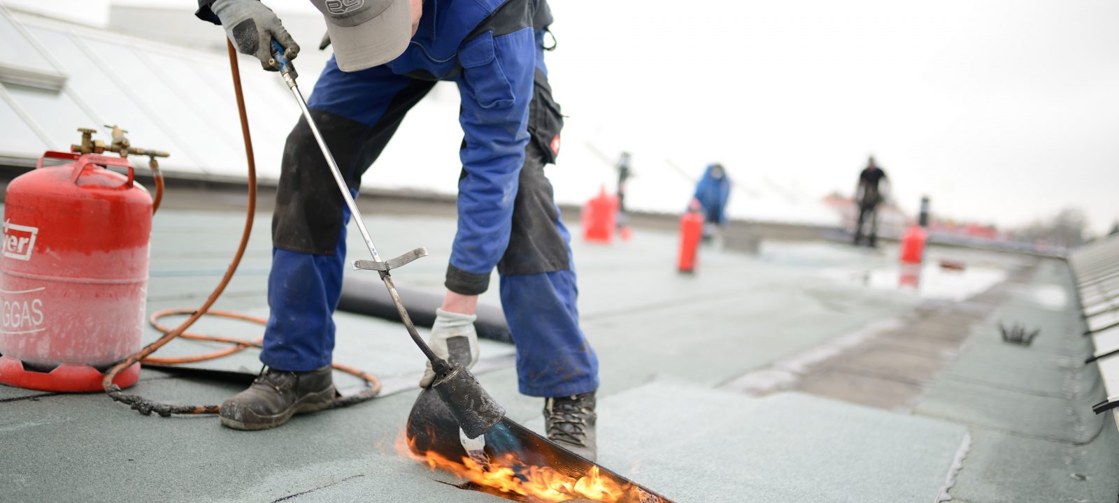 Étancheur bardeurs sur un toit