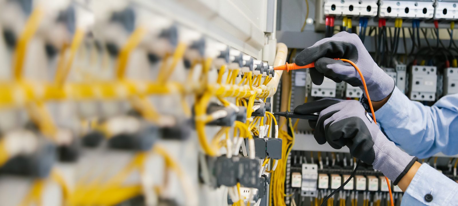 Électricien industriel sur un tableau électrique