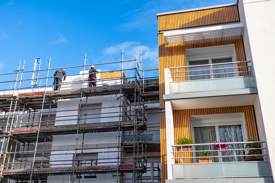 Étancheur bardeur sur une façade