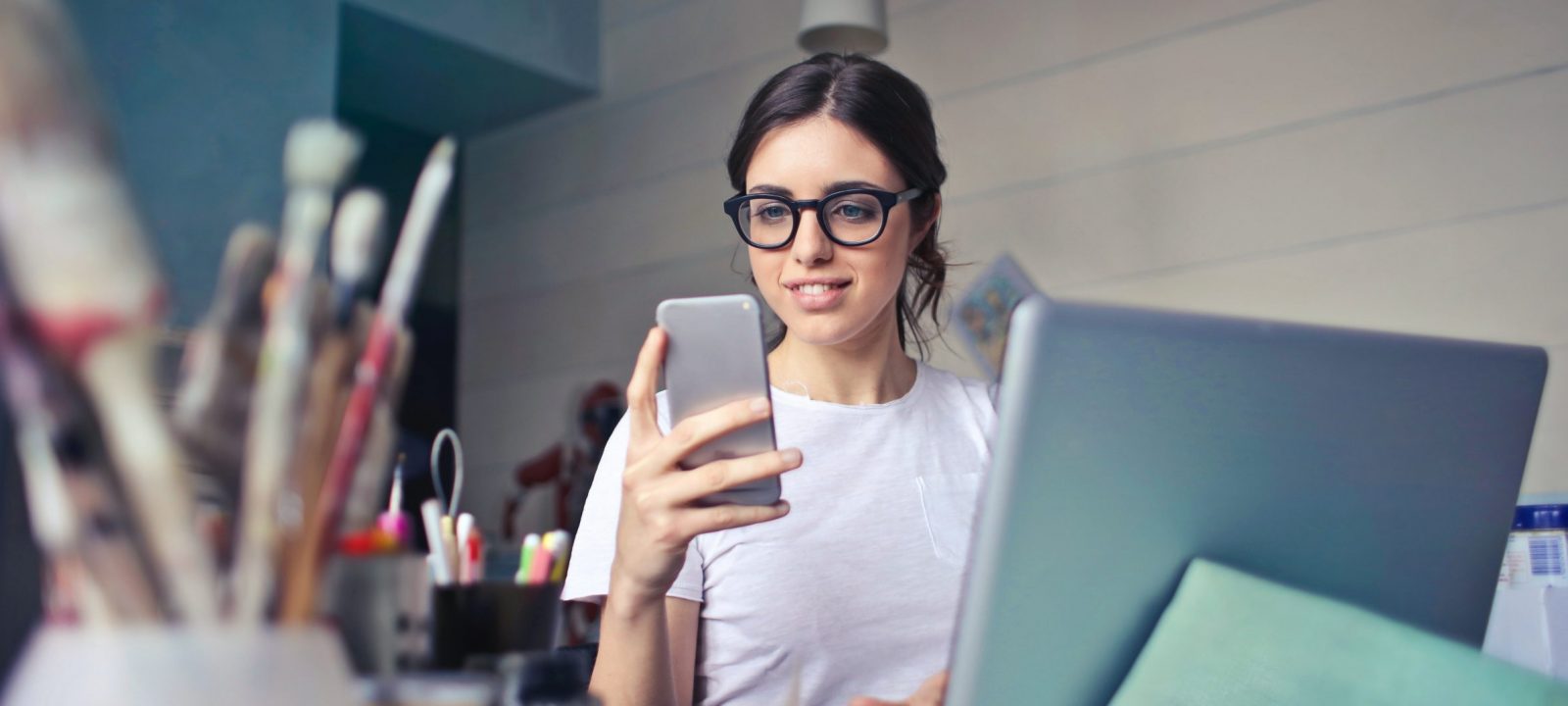 Personne qui se forme avec son smartphone