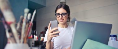 Personne qui se forme avec son smartphone