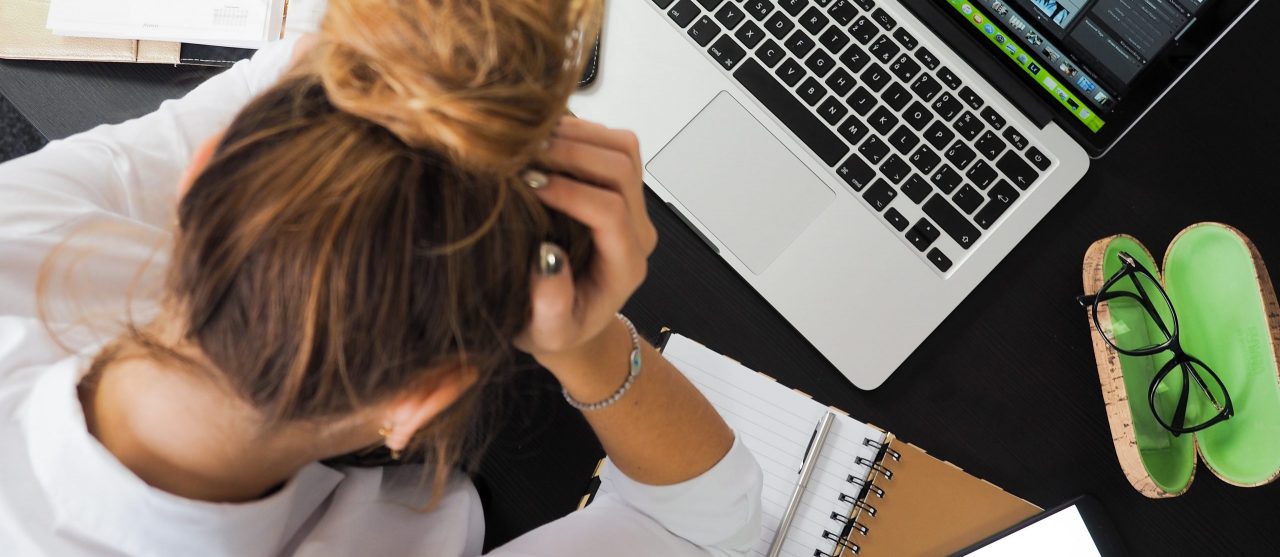 Personne stressée devant un ordinateur