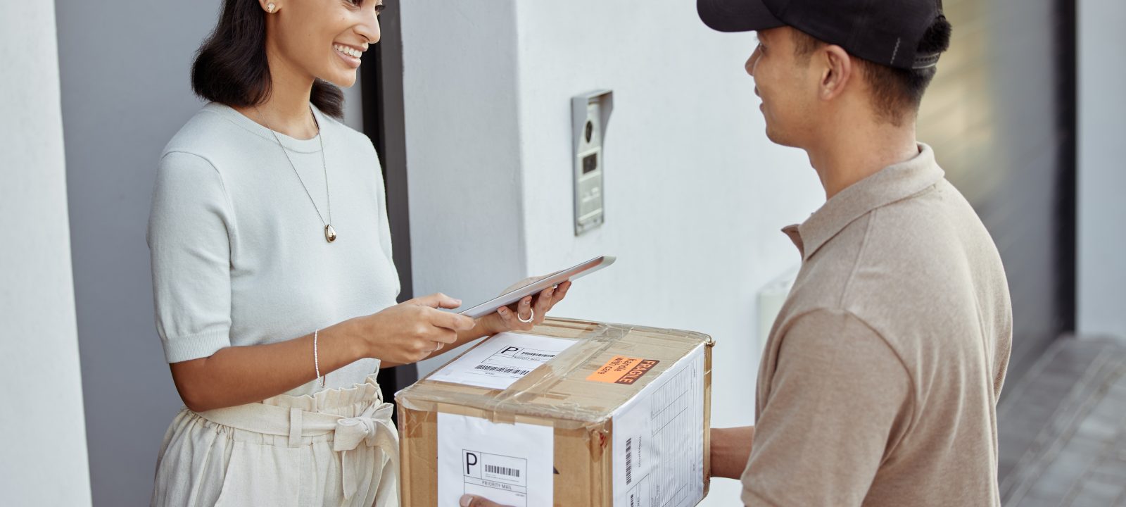 Conducteur livreur sur véhicule utilitaire léger effectuant une livraison